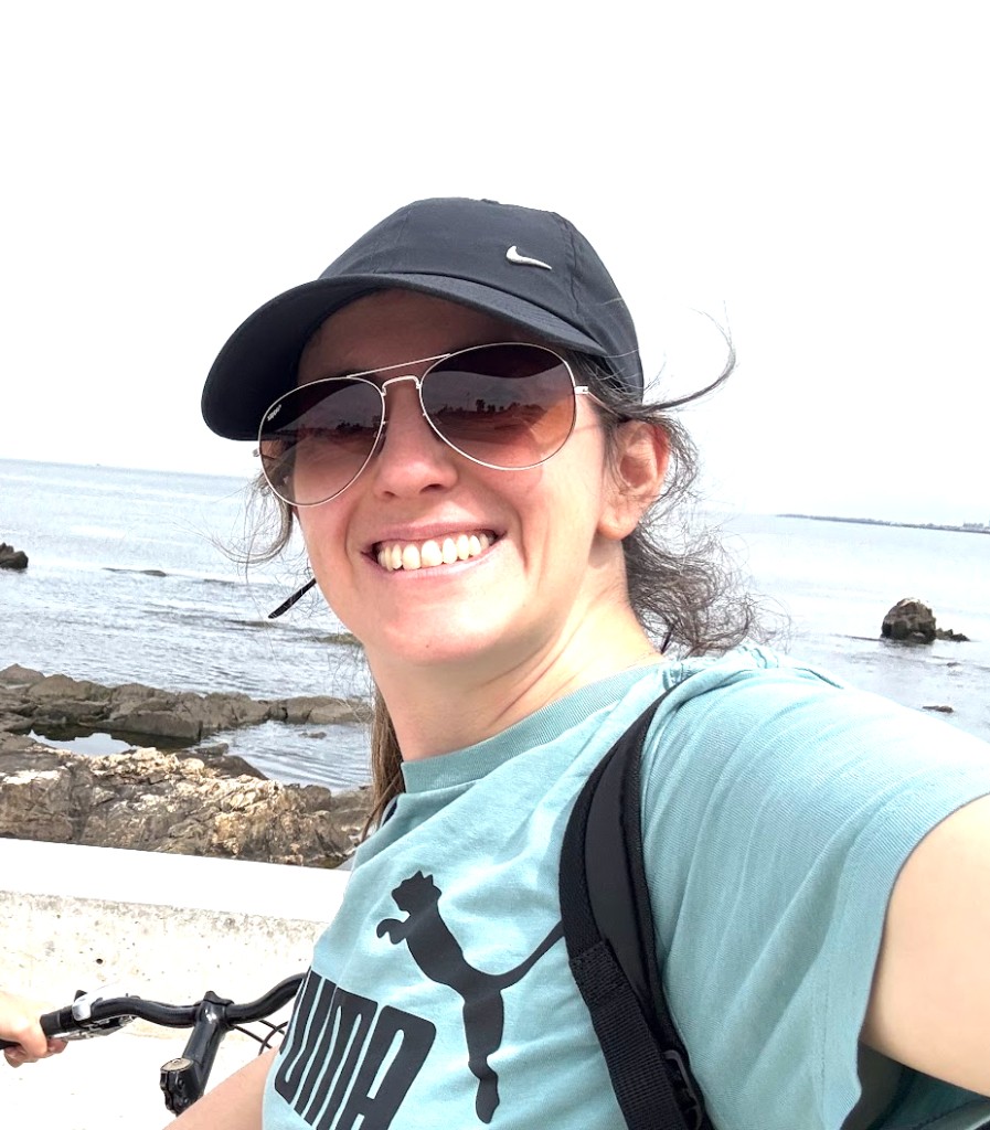 Lucía da Rosa, usuaria de Finpe, sonriendo al aire libre